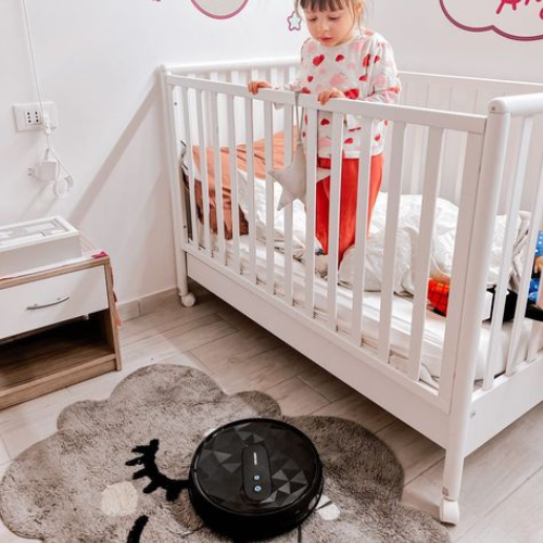 Mom's belly is growing bigger and bigger and she's having more and more trouble cleaning😝 So, even for my little room we decided on this super helper, AIRROBO P20.